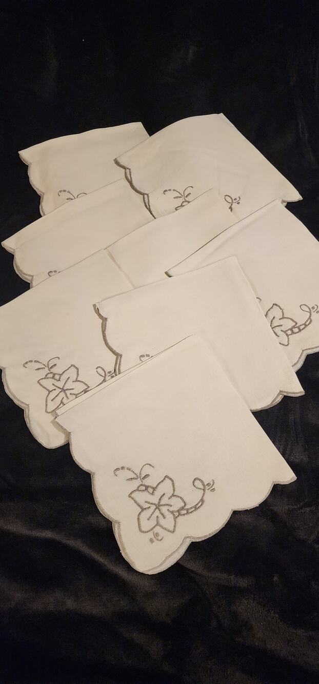 Set of 8 Linen Napkins Embroidered Floral Scalloped Edge Vintage Table Linens